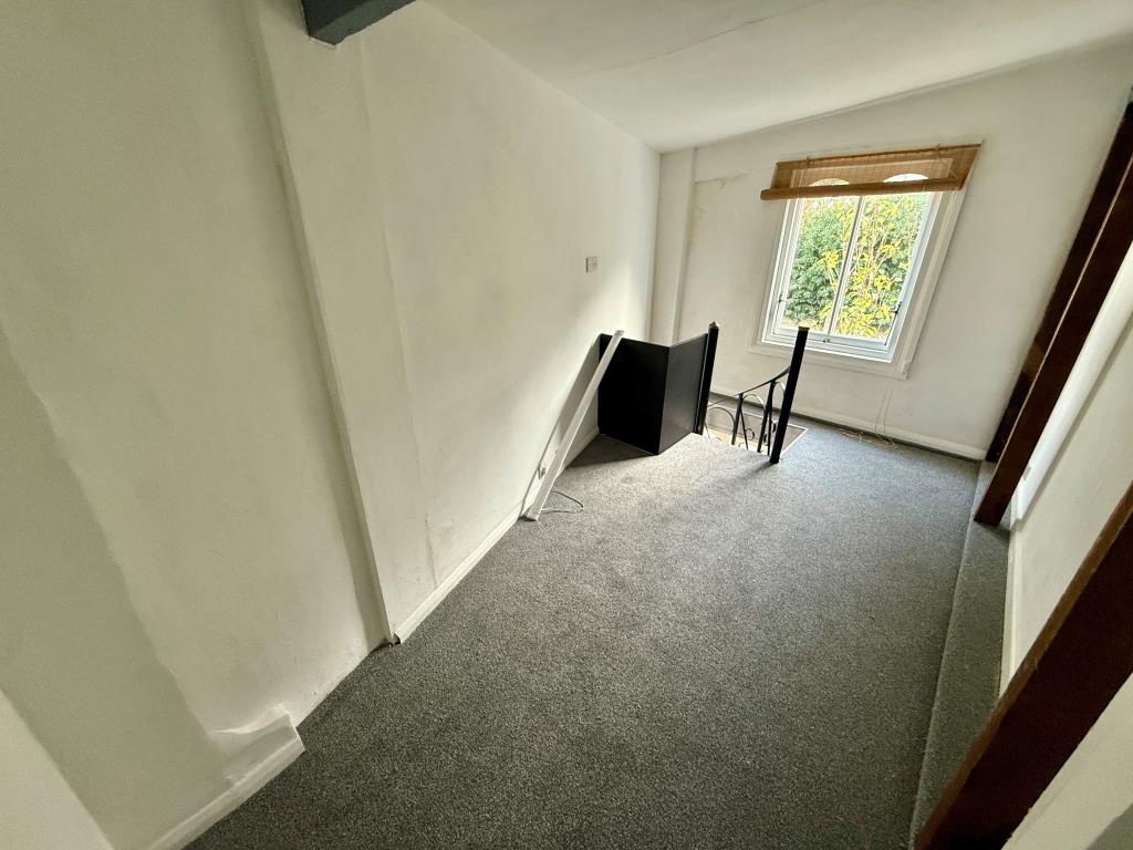 Lot: 80 - PROPERTY WITH POTENTIAL - First floor room